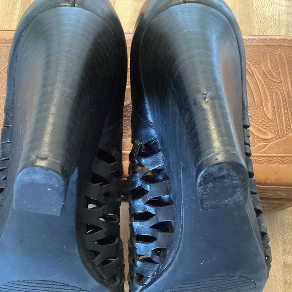 Franco Sarto Salito Boho, Black Openwork Leather Back Zip Stacked Heel 8.5M GUC - Picture 9 of 11